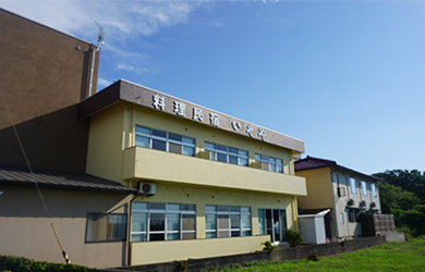 日本海一望の高台に建ついそや全景